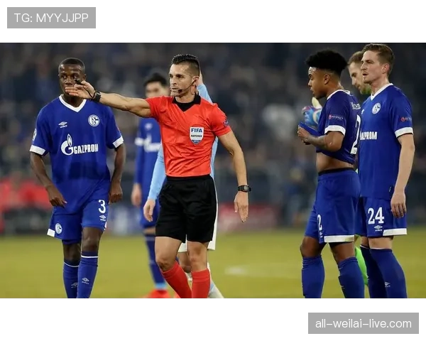 为什么这个动作被判点球？裁判依据的犯规尺度解析