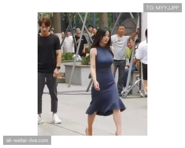 汪周雨训练间隙竟穿得比平时明星还讲究，差点以为路人偶遇秀场走秀