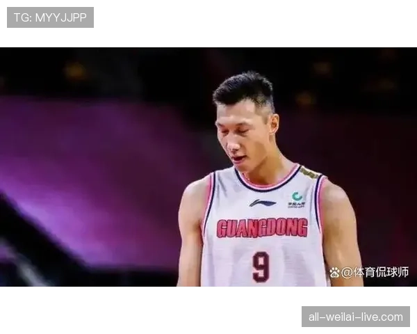 易建联家里这厨房比五星酒店还奢华，穿运动鞋都像踩金子一样